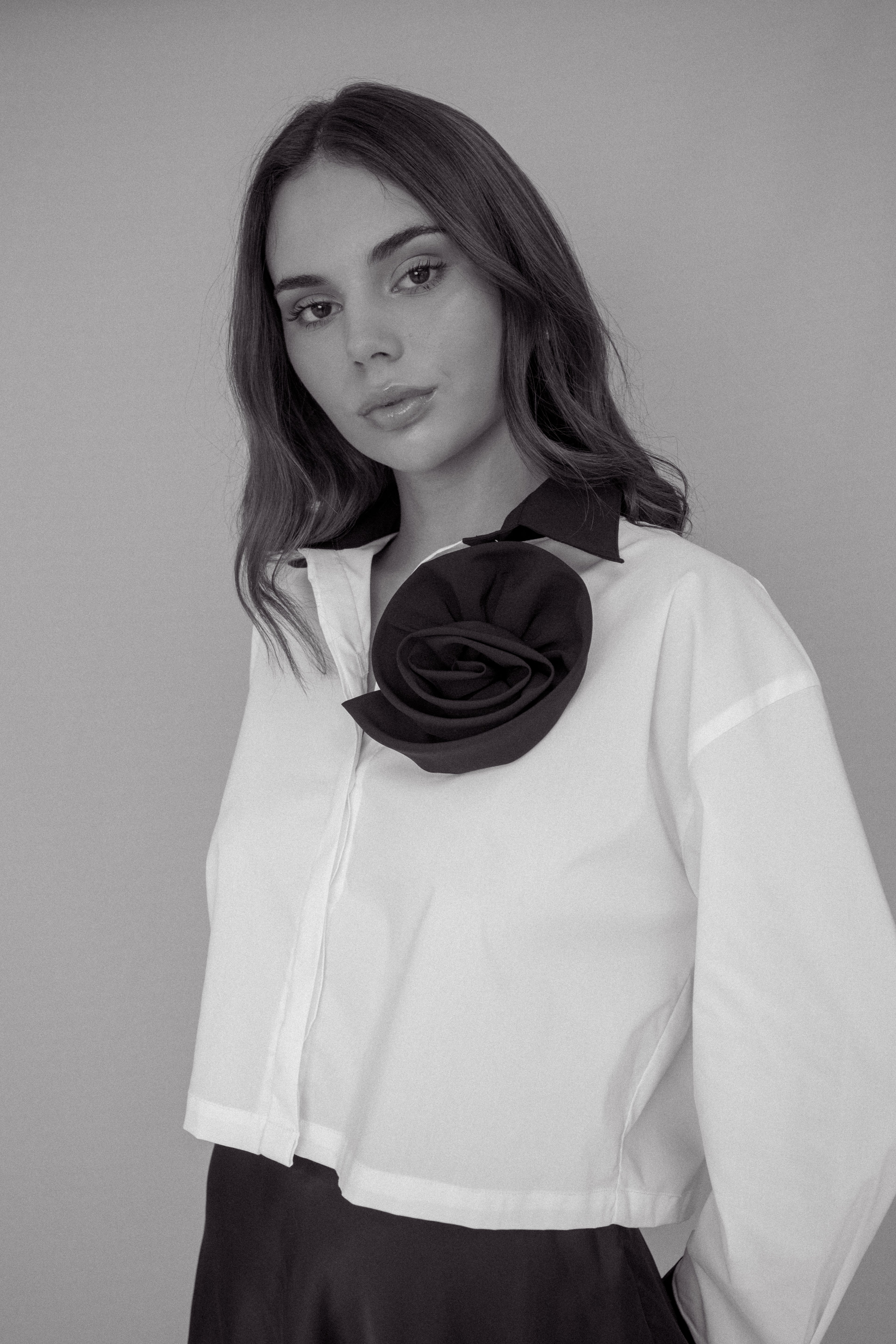 CAMISA HANNA OVERSIZE  BLANCA CON ROSA NEGRA